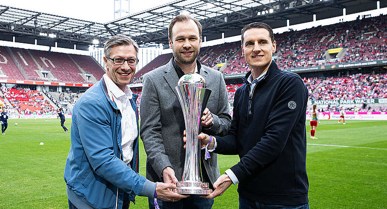 DFB-Pokal der Frauen in Köln übergeben