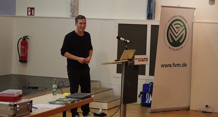 Hannes Wolf stellt Trainingsphilosophie Deutschland Vereins-Jugendleiter*innen vor