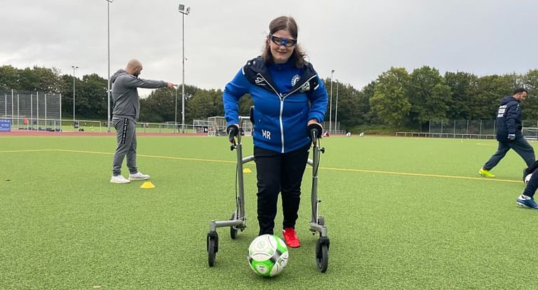 Fußball trotz Rollator: Germania Zündorf macht Michelles Traum wahr