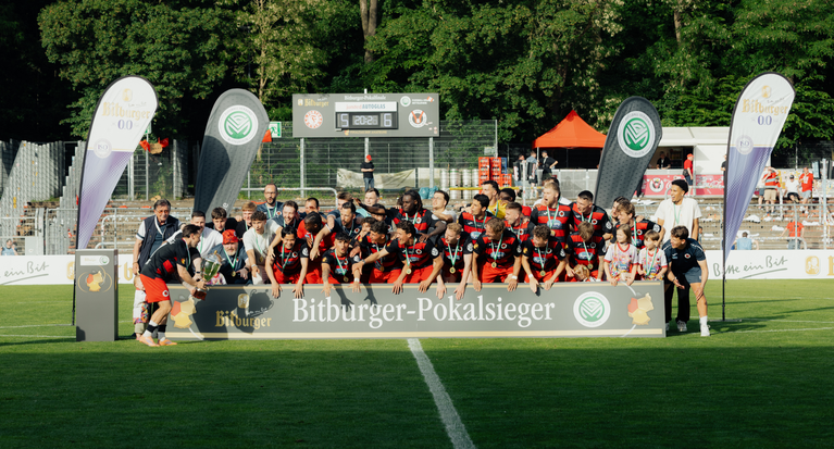 Bitburger-Pokalfinale 2026: Viktoria Köln gewinnt im Elfmeterschießen gegen Fortuna Köln