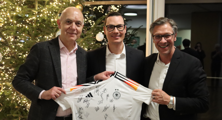 FVM-Familie spendet über 4.000 Euro auf der Jahresabschlussfeier für das WDR2-Weihnachtswunder
