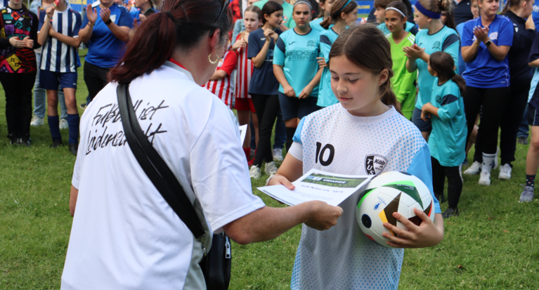 UEFA EURO 2024: Mädelskick mit über 90 Juniorinnen in der Football Experience