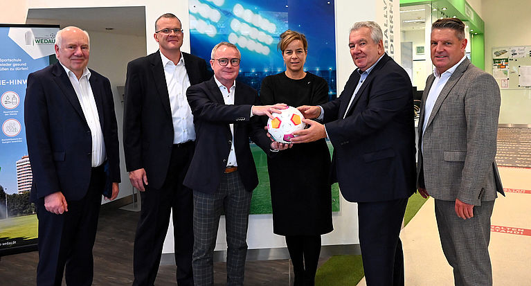 Ministerin Mona Neubaur besucht Westdeutschen Fußballverband