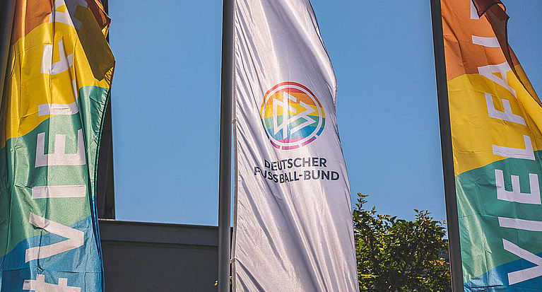 DFB richtet Anlaufstelle für LSBTI+ ein