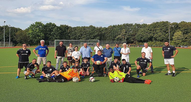 Inklusionsmannschaft des FC Germania Zündorf präsentiert sich