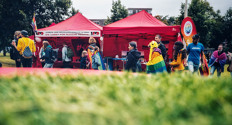 FVM beim Cologne Pride: REGENBOGENSPORT mit Stand und Demozug