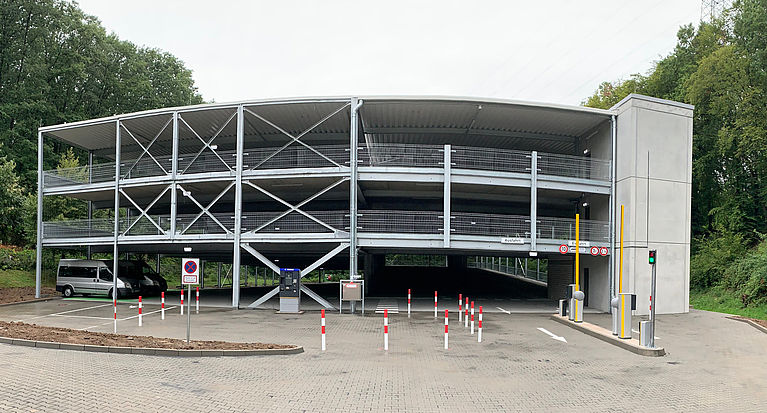 Sportschule Hennef: Das Parkhaus ist in Betrieb