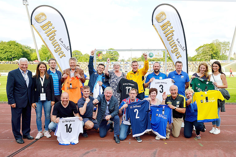 Trikotverlosung von Bitburger und dem FVM: Übergabe der Gewinnertrikots