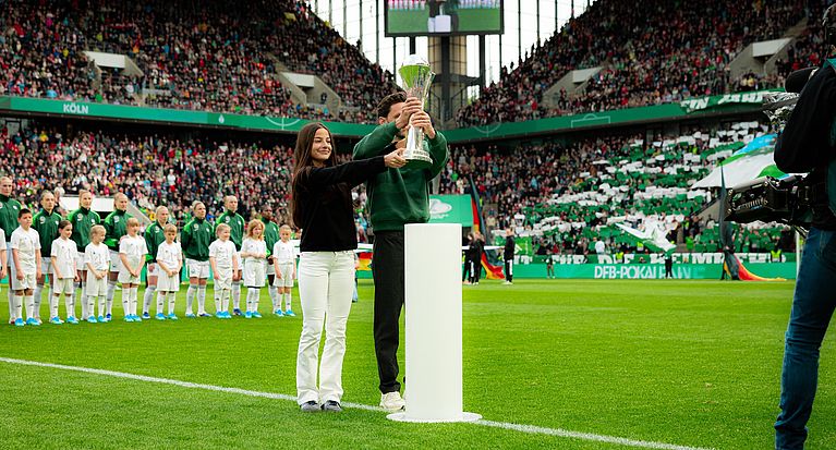 Im "Jahr der Schule": Kölner Stadtmeisterin trug DFB-Pokal ins Stadion