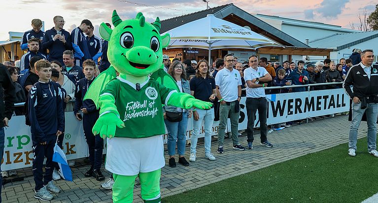 Feuer frei für den Fußball: FVM stellt neues Maskottchen „Manni Mittelrhein“ vor