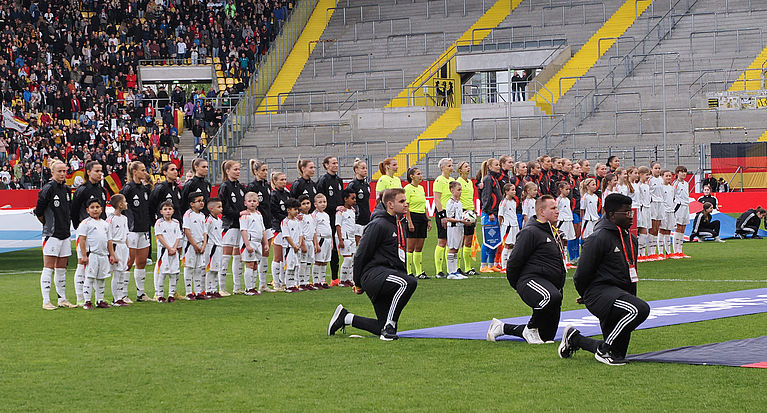 Länderspiel in Aachen: Junioren des FC Adler Büsbach laufen mit DFB-Frauen ein