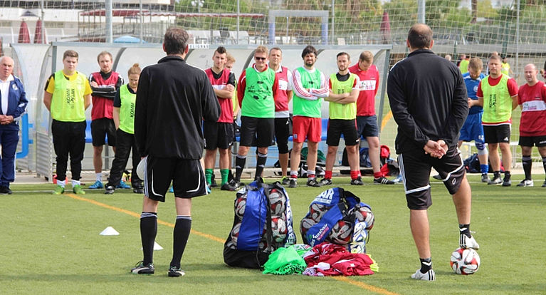 FVM und KOMM MIT laden drei Trainer nach Spanien ein