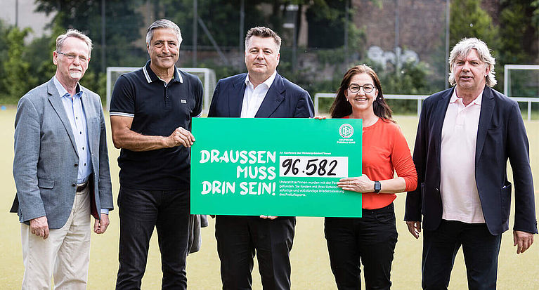 Draußen muss drin sein: Petition an Politik übergeben
