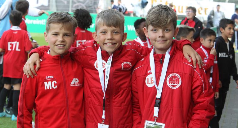 Bitburger-Pokalfinale: Einlaufkinder aus Niederkassel begleiten Schiedsrichter