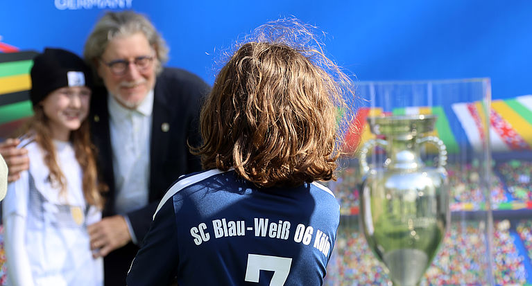 Trophy Tour: Sonnige Pokalparty für FVM-Vereine mit EM-Pokal