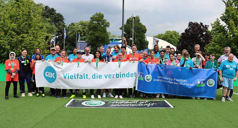 Walking Football Turnier inklusiv: 28 Menschen mit Handicap kicken in der Football Experience