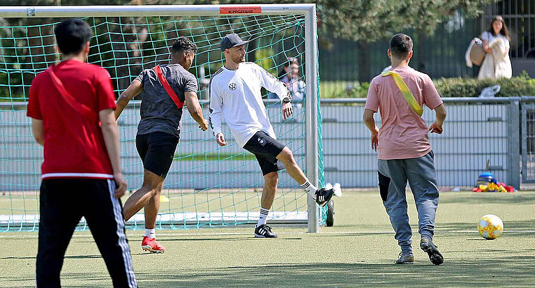 Zukunftsseminar: Weltmeister Höwedes spricht mit Bonner Schüler*innen