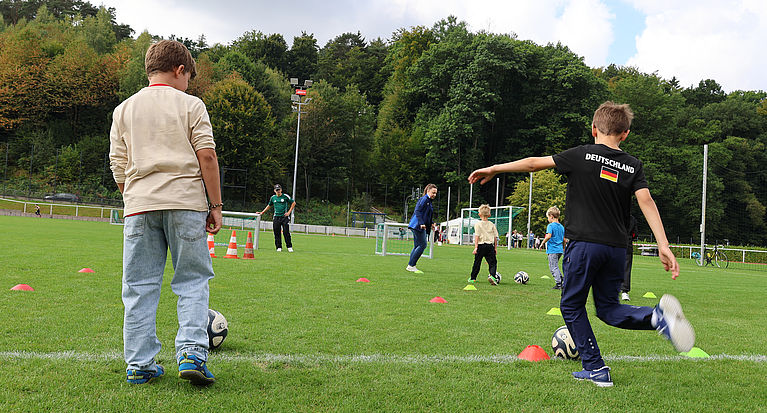 Tag der offenen Tür der Sportschule Hennef: FVM begeistert Besucher*innen mit Fußball-Station