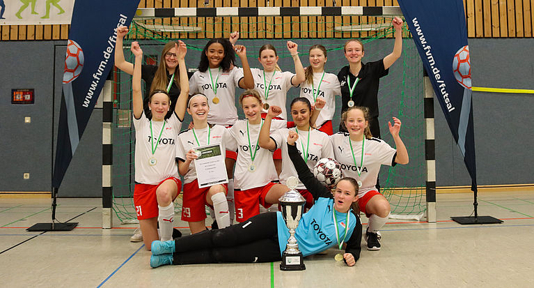 Strahlende Sieger*innen bei den Futsal-Cups der Juniorinnen und Junioren