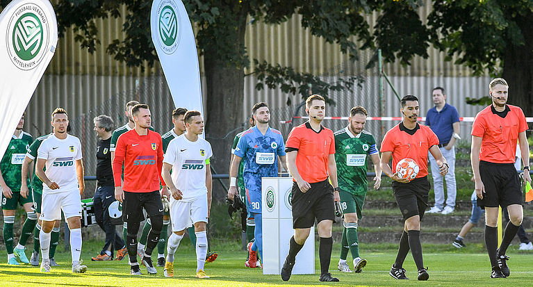 Saisoneröffnung: Düren gewinnt vor stimmungsvoller Kulisse