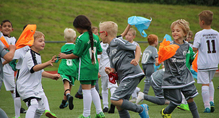 Vom Profi gelernt: Strahlende Augen beim Tag des Kinderfußballs