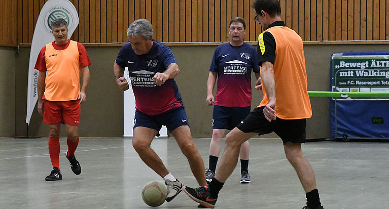 Walking-Football-Premiere in der Halle in Linnich-Tetz