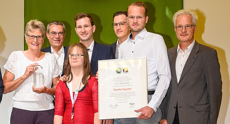Familie Espeter erhält Egidius-Braun-Preis für integrative Fußballarbeit